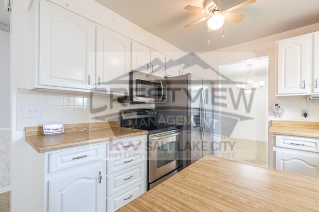 Building Photo - Charming East Sandy Home in a Prime Location