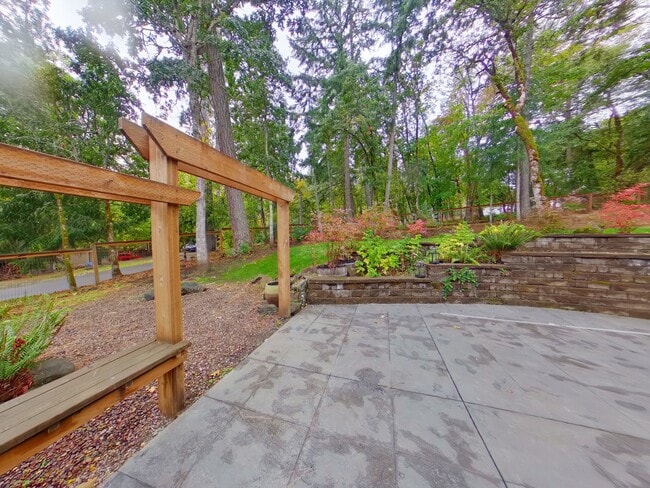 Building Photo - Large Beautiful Home in the Hills