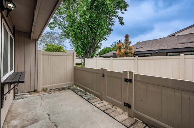 Building Photo - Beautiful Remodeled Single Family Home in ...