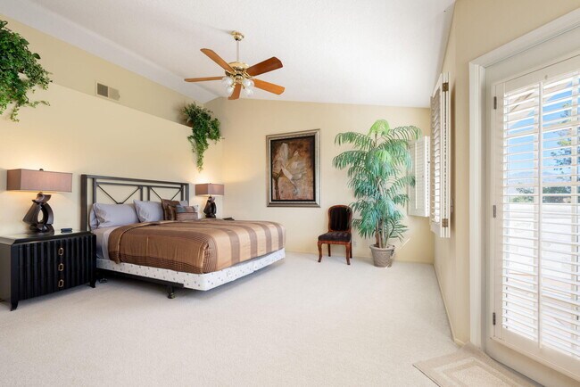 Building Photo - 260 Vista Royale Cir E