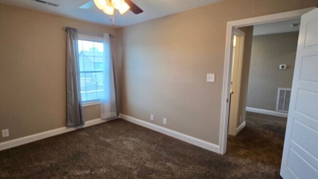 Building Photo - Beautiful 3 BDS 2 BA with fenced in yard