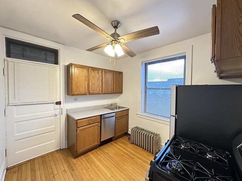 Building Photo - 1913 W Larchmont Ave