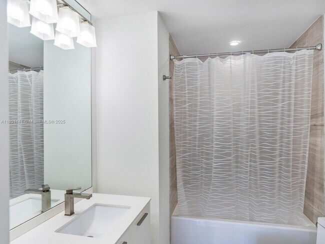 Building Photo - 1300 Brickell Bay Dr