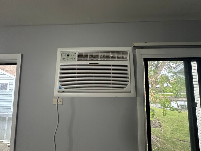 Building Photo - 2500 Bayside Dr