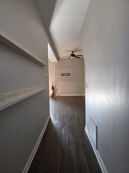 Hallway looking into living room - 3449 W Fulton Blvd