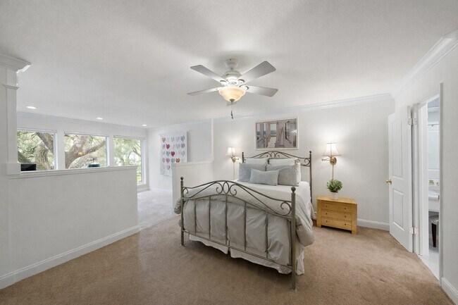 Building Photo - 8944 Chatsworth Dr