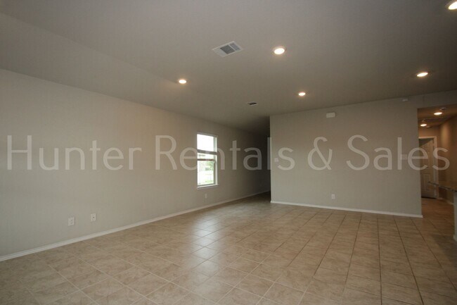 Building Photo - Modern Style Three Bedroom Home