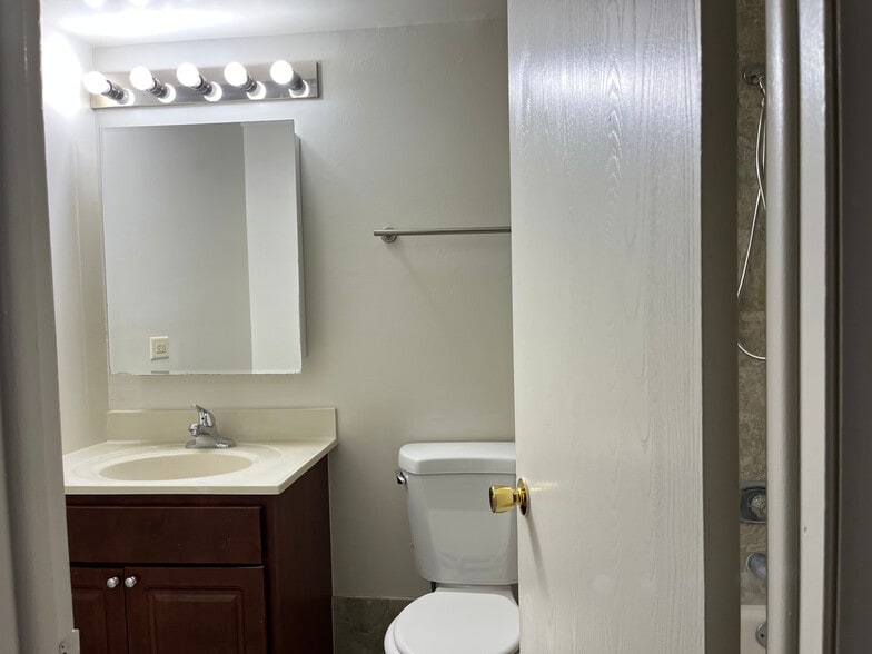 Building Photo - 3219 W Lake Ave