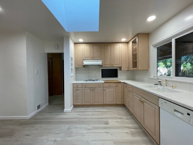 Building Photo - Palo Alto Midtown Updated 4BR Home w/ Spacious Yard