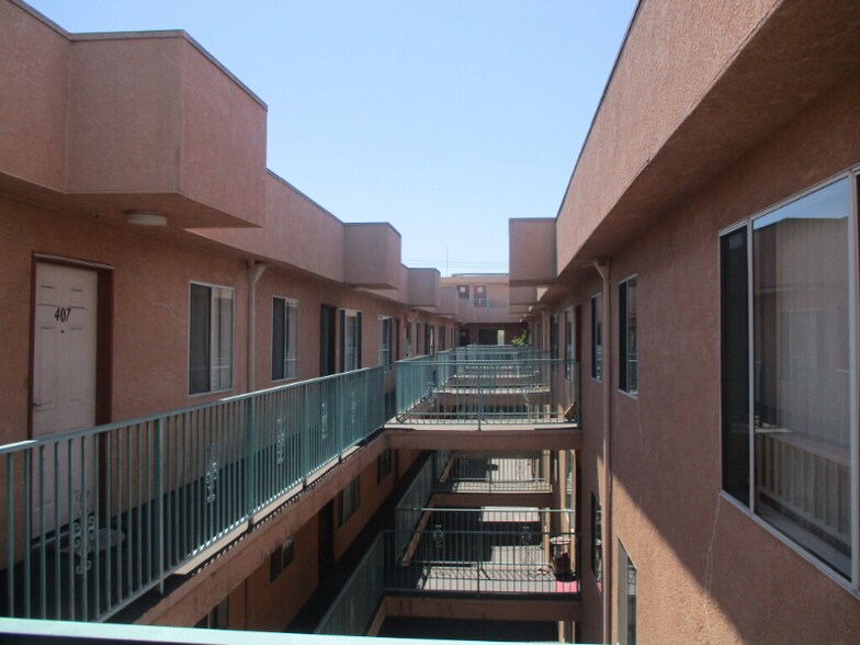 Building Photo - 13915 Oxnard St