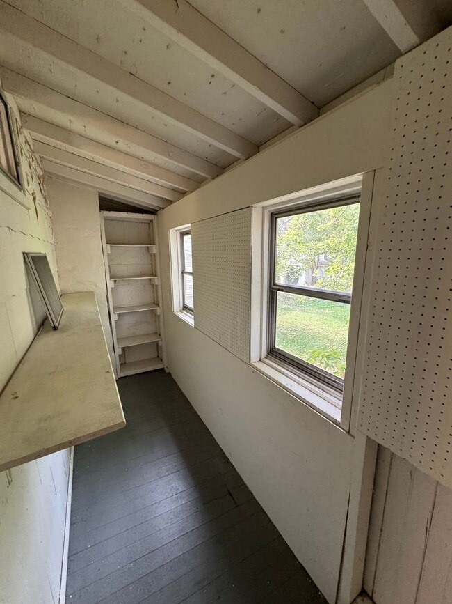 Building Photo - 4 bedroom 1.5 bath Home in Moline