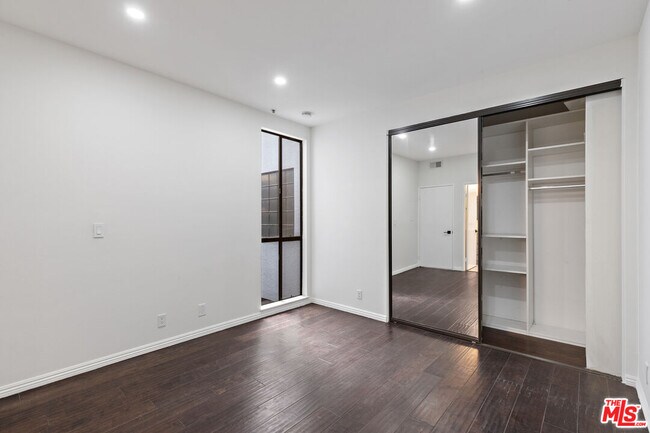 Building Photo - 310 Tahiti Way