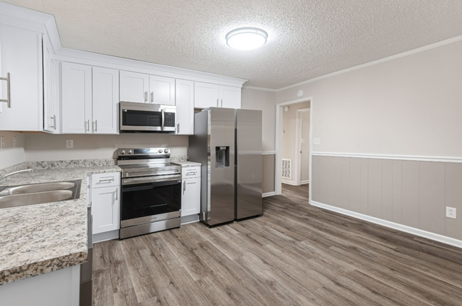 Building Photo - Adorable 2 BR duplex in the heart of Mboro!