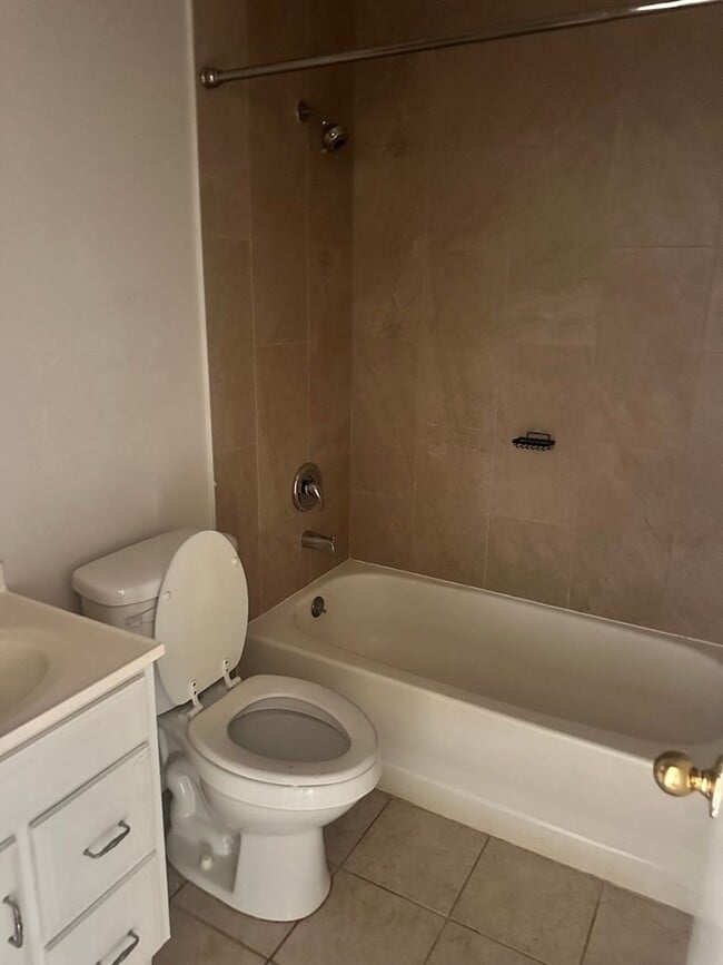 Building Photo - 2/2 Duplex next door to Baldwin Park