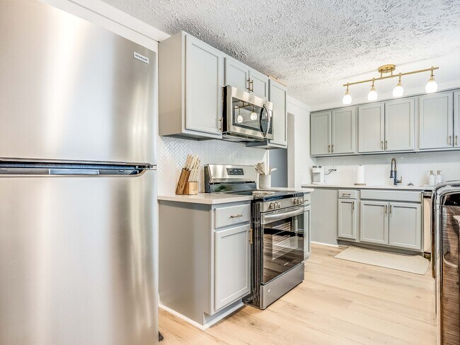 Building Photo - DeLesseps Furnished Apartment