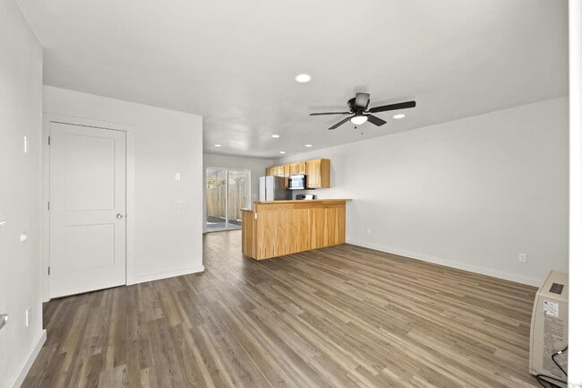 Building Photo - Newer Duplex for Rent Between Twin Bridges and Sheridan!