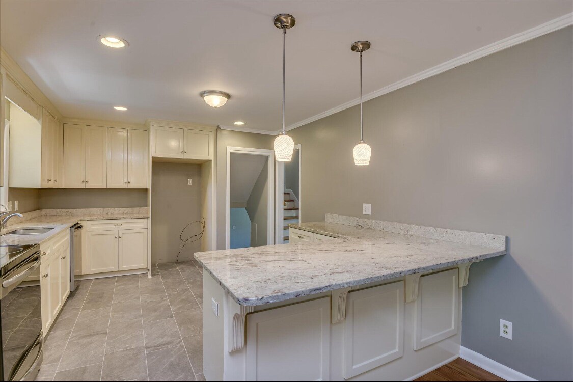 Building Photo - 813 Hammond Dr