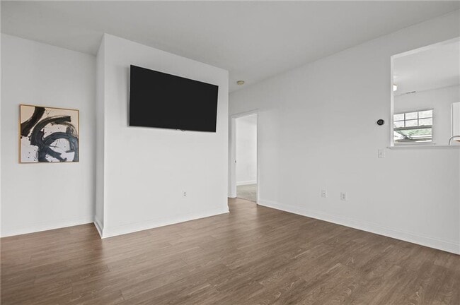 Building Photo - 106 E Mill St