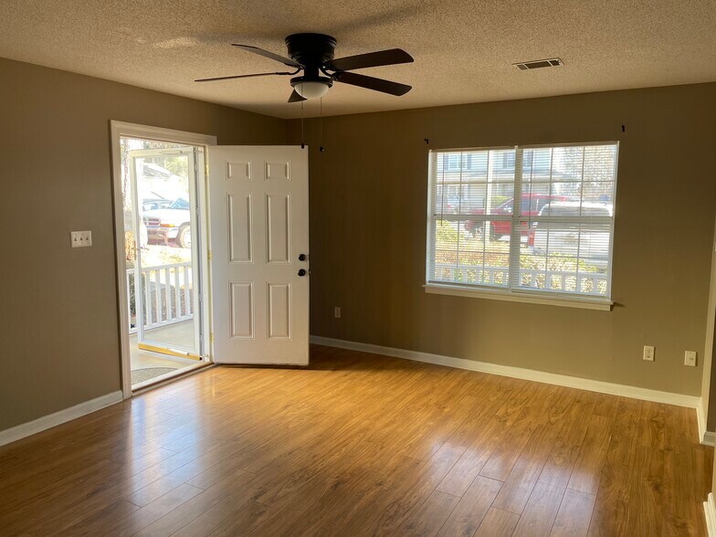 Building Photo - 130 Country Village Ct