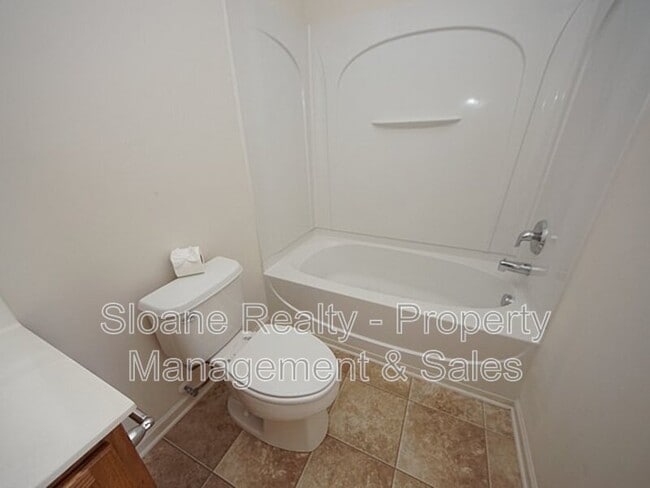 Building Photo - 572 Truman Dr