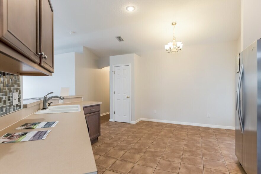 Building Photo - 819 Shore Breeze Way