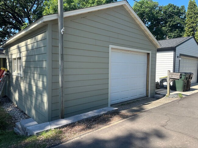 Building Photo - 392 E Richardson Springs Rd