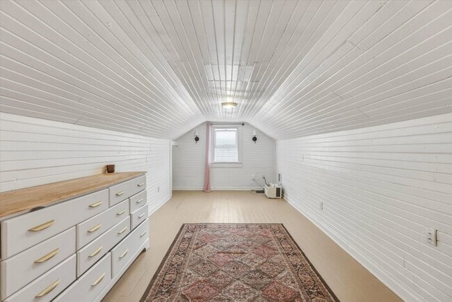Building Photo - COME HOME TO THIS THREE BEDROOM CHARMER