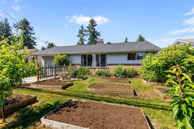 Building Photo - Bright 3-Bedroom Rambler with Hardwood Floors & Garden Space