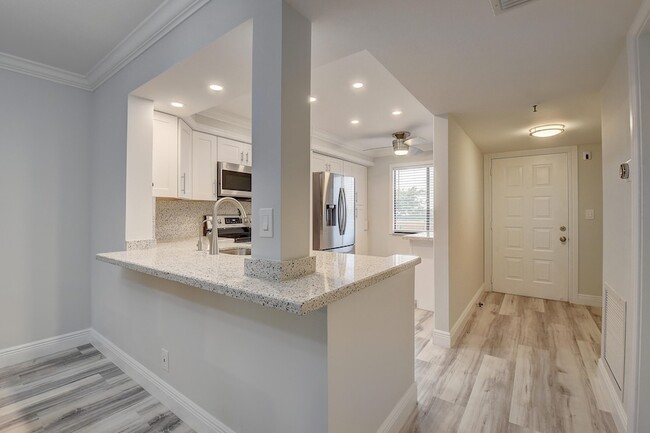 Building Photo - 7076 Huntington Ln