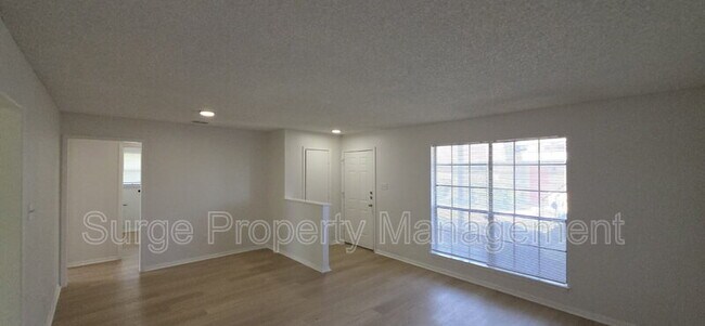 Building Photo - 227 Vista Way