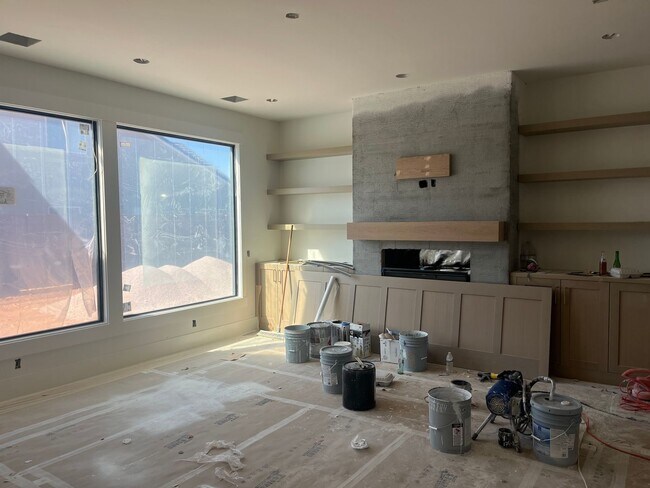 Building Photo - Gorgeous 6 bedroom with Pool and RV Garage