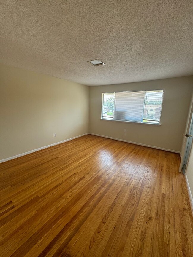 Building Photo - 2BR/2.5BA condo in Champion Court near Cen...
