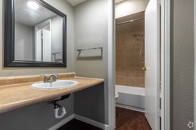 1BR, 1BA - 750SF - Bathroom - Sierra Nevada Apartments