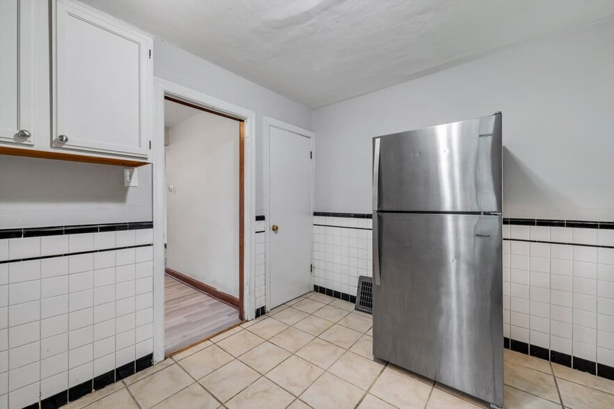 Building Photo - 7120 Roslyn Dr