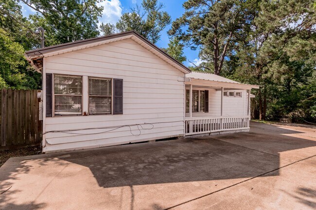 Building Photo - 2538 Sycamore Ave