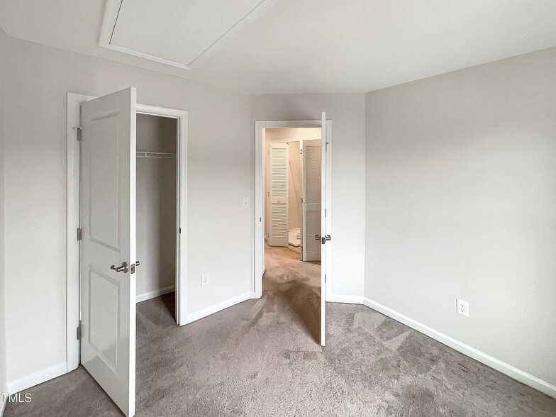 Building Photo - Room in Townhome on Journey Pl