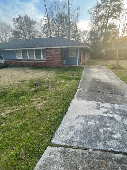 Building Photo - 2427 Laurel Dr