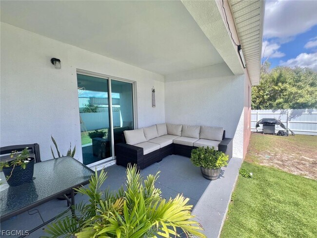 Building Photo - 2425 NE 7th Pl