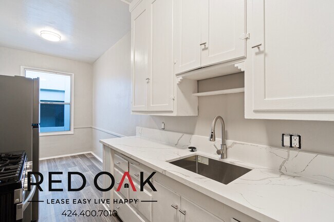 Building Photo - Stunning One Bedroom with Tons of Natural ...