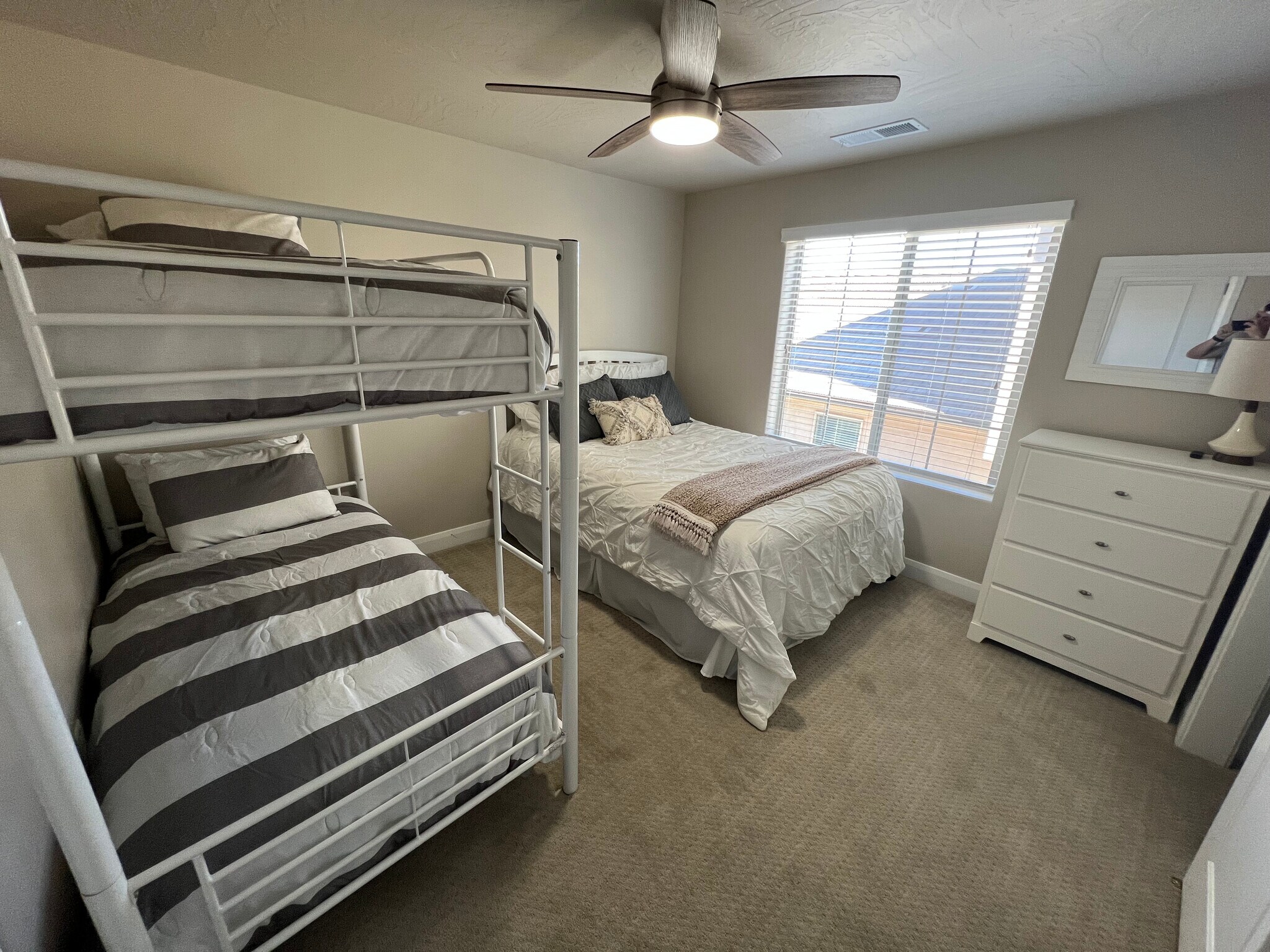 Building Photo - 1911 E Fiesta Ln