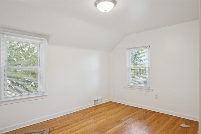 Building Photo - Redford - 3 Bedroom - $1,400/month