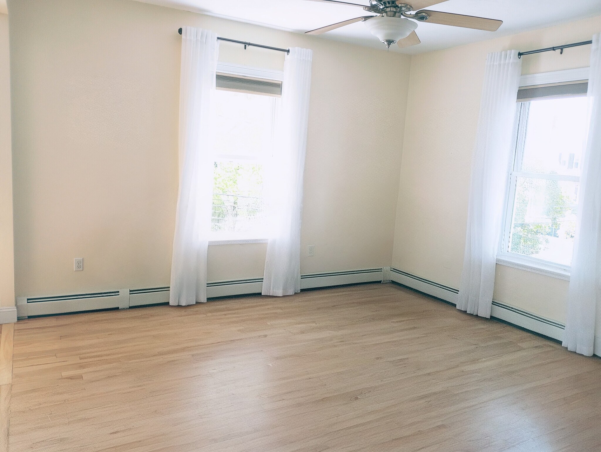 Living room - 28 Robbins St