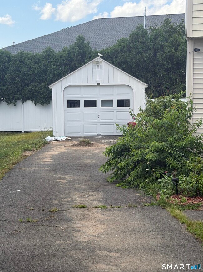 Building Photo - 117 Footpath Ln