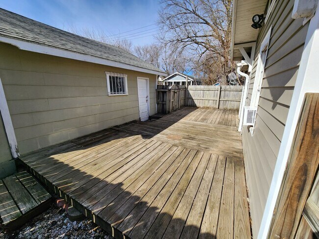 Building Photo - Spacious 3-Bedroom, 1-Bathroom Home AVAILA...