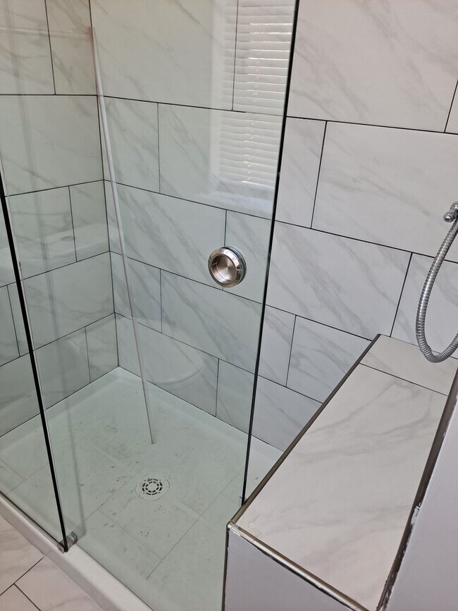 Building Photo - 2 bedroom 2 bath condo $1,150.00 water included