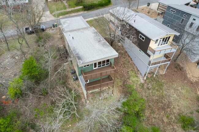 Building Photo - 315 N Summit St