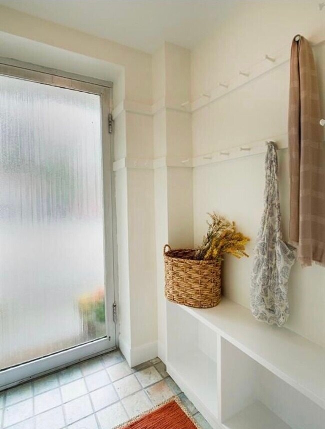 Building Photo - 160 Waterman St