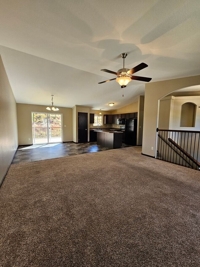 Building Photo - 4 BEDROOM | 3 BATH | TOWNHOME | GARAGE | WEST SIDE