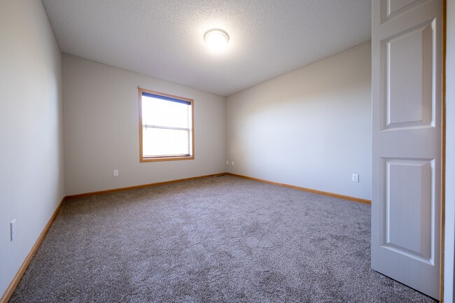 Building Photo - 12101 Waconia Cir NE