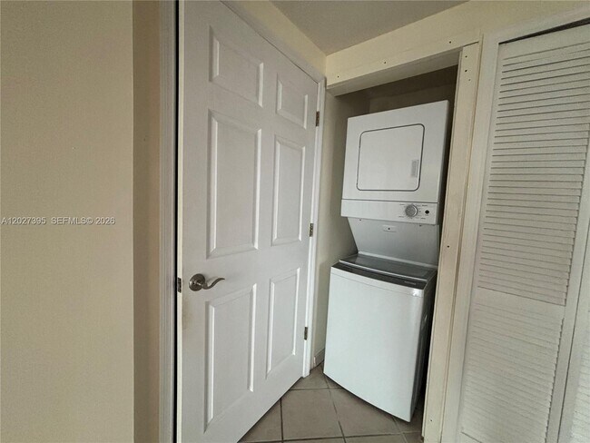 Building Photo - 3500 Coral Wy